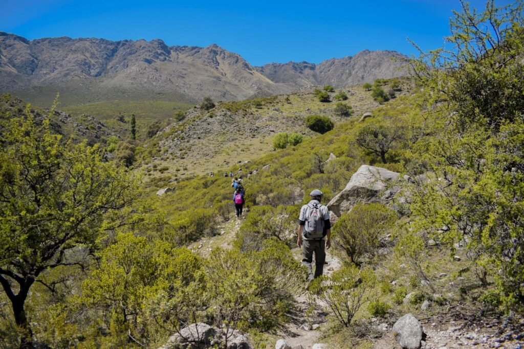 La imagen tiene un atributo ALT vacío; su nombre de archivo es 007-Gente-haciendo-trekking-en-L-1024x683.jpg