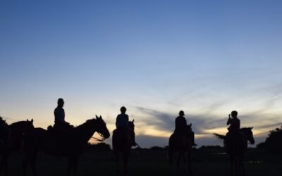 Cabalgata nocturna en Nono bajo la luna